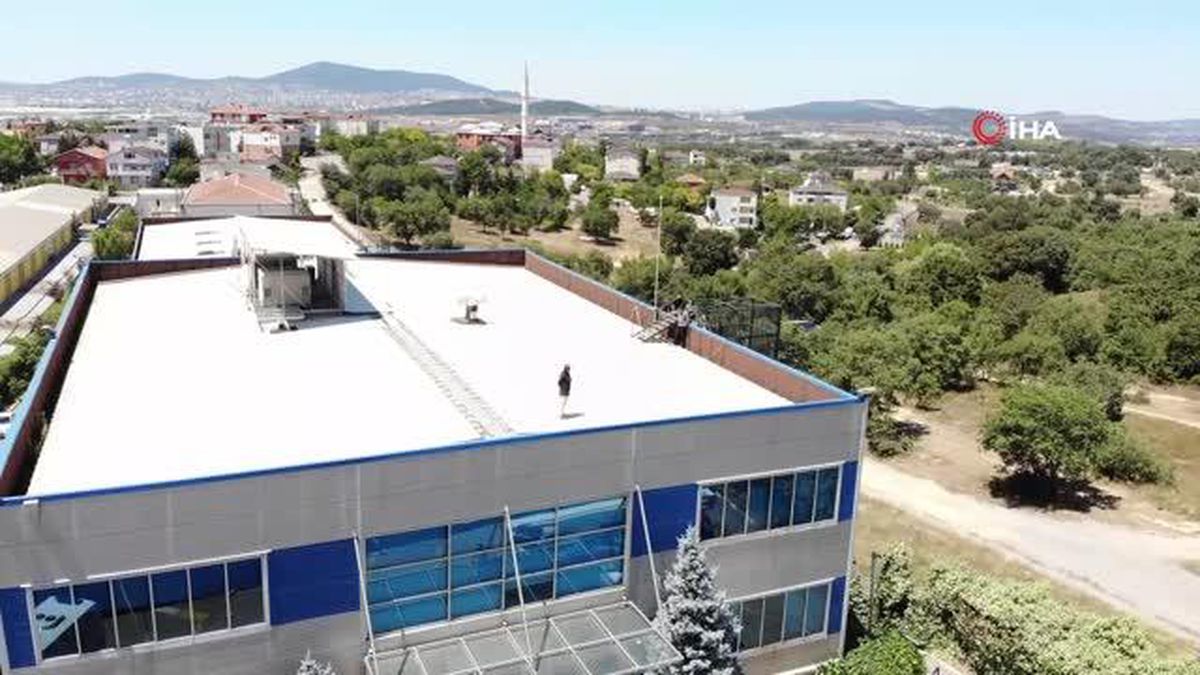 Tuzla\'da tazminatının eksik verildiğini iddia eden kadın işçi, fabrikanın çatısına çıktı