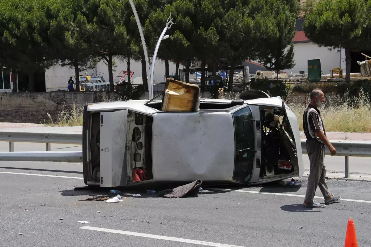 Uşak\'ta trafik kazasında 3 kişi yaralandı