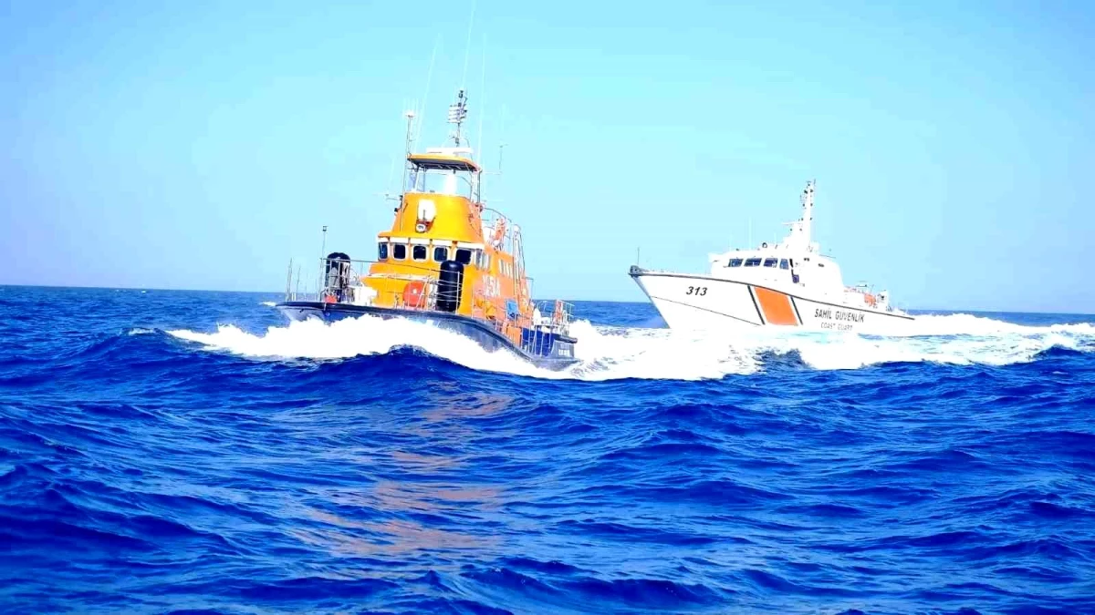 Yunanistan Sahil Güvenliği tarafından taciz edilen tekneye Türk askerinin verdiği destek gururlandırdı!