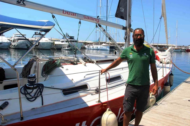 Yunanlıların batırmaya çalıştığı tekneye Türk askerinin verdiği destek göğüs kabarttı: Yolunuza devam edin