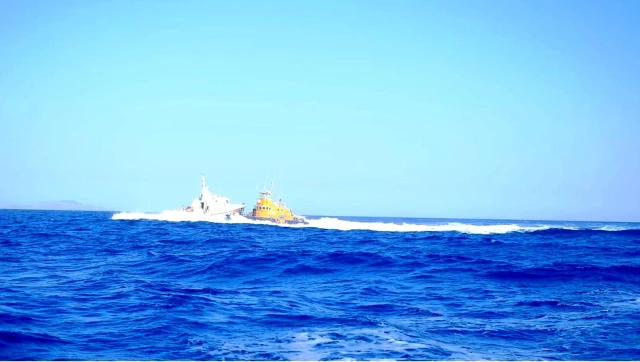 Yunanlıların batırmaya çalıştığı tekneye Türk askerinin verdiği destek göğüs kabarttı: Yolunuza devam edin