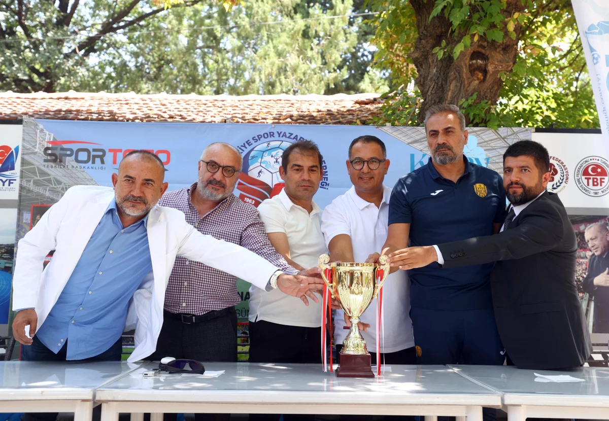 TSYD Ankara Şubesi\'nin düzenlediği turnuva öncesi MKE Ankaragücü ve Gençlerbirliği bir arada
