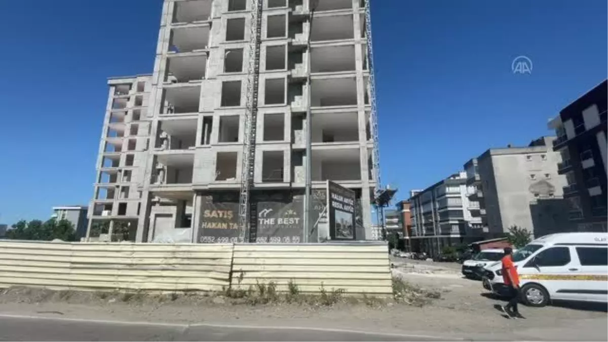 Samsun\'da 9. kattaki iskeleden düşen inşaat işçisi ağır yaralandı