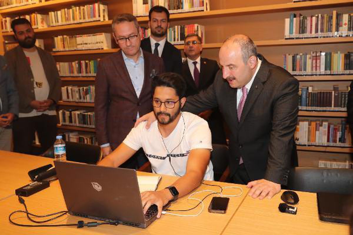 Bakan Varank, Başakşehir Millet Kıraathanesi\'ni ziyaret etti