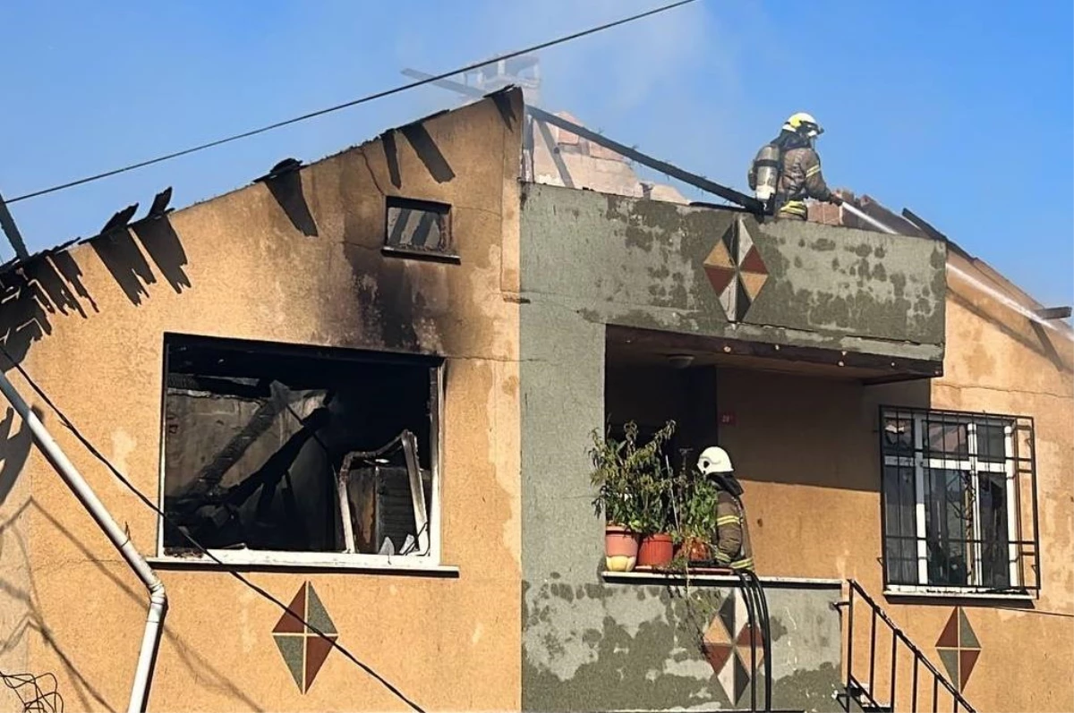 Beykoz\'da çatısı yanan evde hasar oluştu