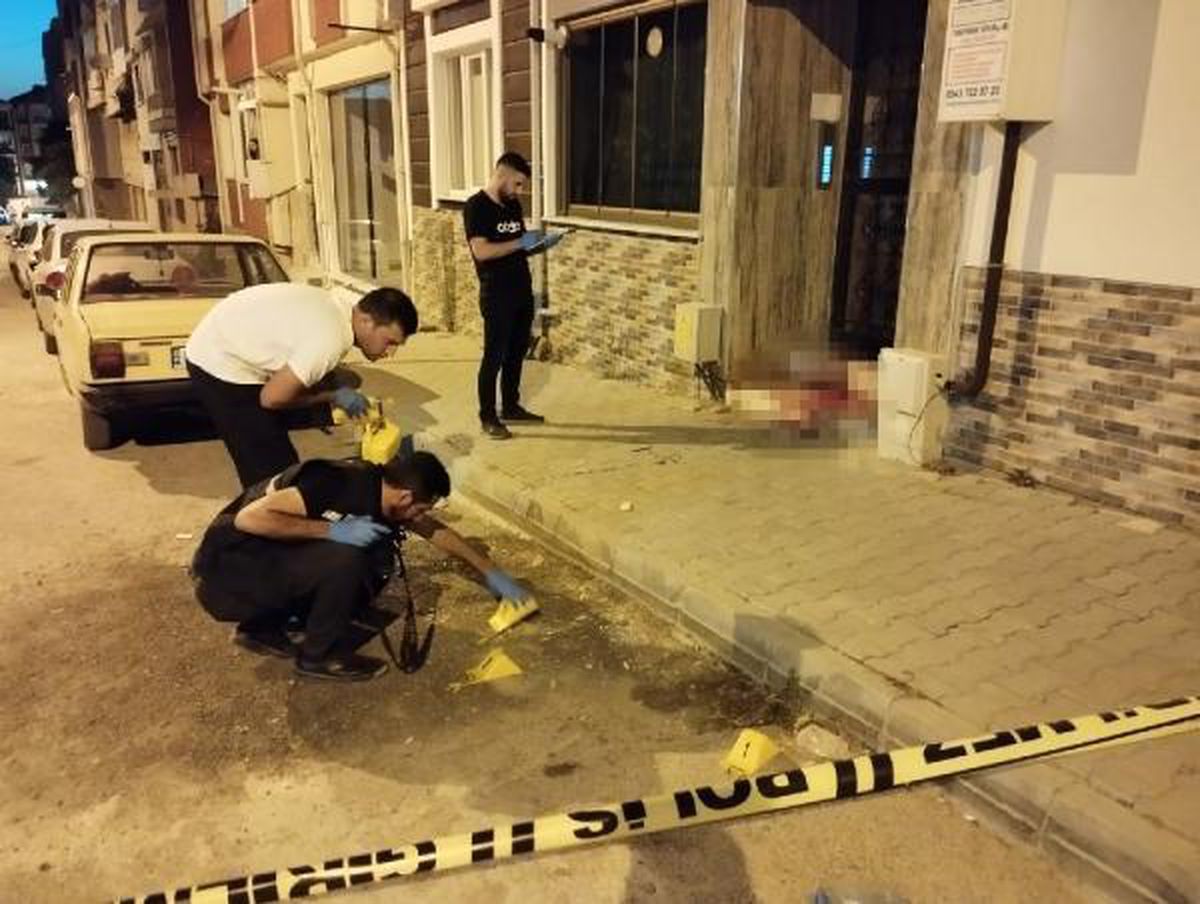 Boşanma aşamasındaki eşini evine girerken tabancayla yaraladı