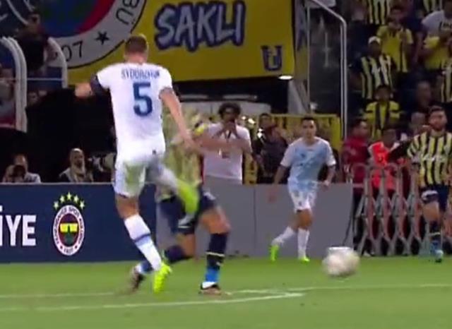 Bu kadarı da fazla! Ukraynalılar, Fenerbahçe maçında kantarın topuzunu kaçırdı Bu kadarı da fazla! Ukraynalılar, Fenerbahçe maçında kantarın topuzunu kaçırdı