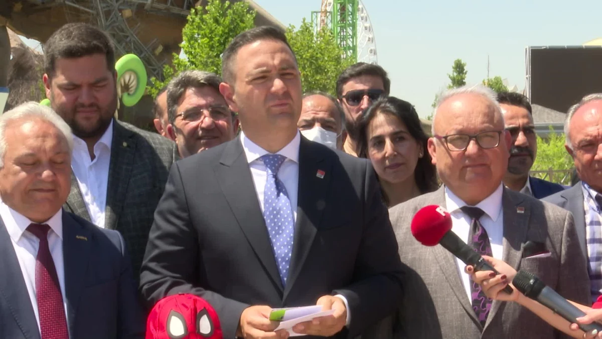 CHP\'li Akdoğan Ankapark\'ı Gezdi ve Eline Aldığı İki Dinozor Oyuncağı ile Gökçek ve Köse\'yi Eleştirdi