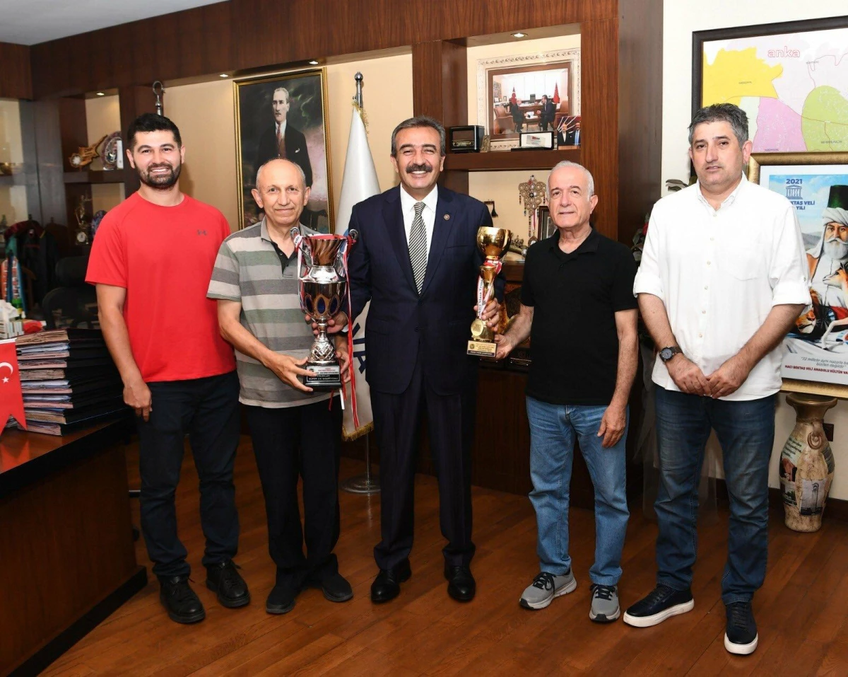 Çifte Kupalı Şampiyon, Çukurova Belediye Başkanı Çetin\'i Ziyaret Etti