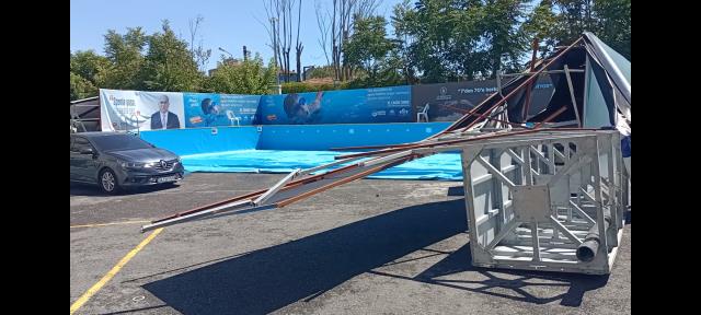 Çocukların içinde bulunduğu havuz patladı! Yaşanan panik kamerada