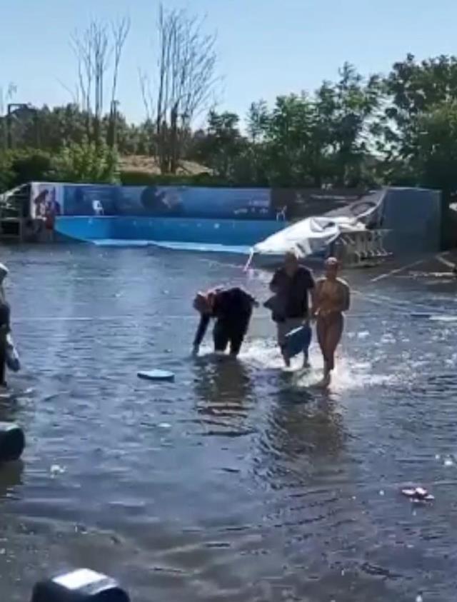 Çocukların içinde bulunduğu havuz patladı! Yaşanan panik kamerada