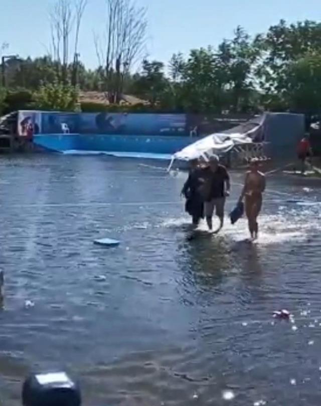 Çocukların içinde bulunduğu havuz patladı! Yaşanan panik kamerada