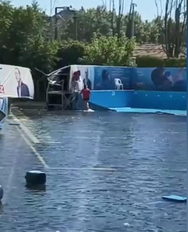Çocukların içinde bulunduğu havuz patladı! Yaşanan panik kamerada