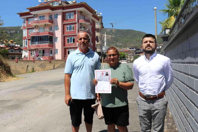 Danimarka'dan gelen gurbetçi aile evlerine yerleşmiş birini görünce şaşkına döndü Danimarka'dan gelen gurbetçi aile evlerine yerleşmiş birini görünce şaşkına döndü
