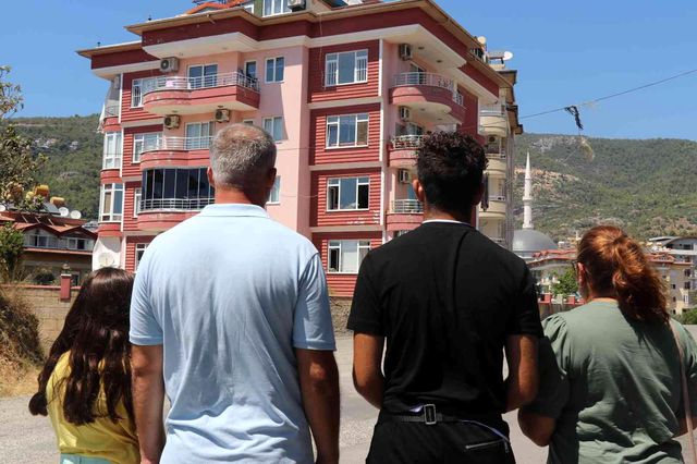Danimarka'dan gelen gurbetçi aile evlerine yerleşmiş birini görünce şaşkına döndü Danimarka'dan gelen gurbetçi aile evlerine yerleşmiş birini görünce şaşkına döndü