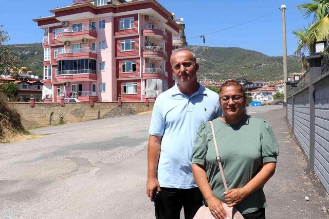 Danimarka'dan gelen gurbetçi aile evlerine yerleşmiş birini görünce şaşkına döndü Danimarka'dan gelen gurbetçi aile evlerine yerleşmiş birini görünce şaşkına döndü
