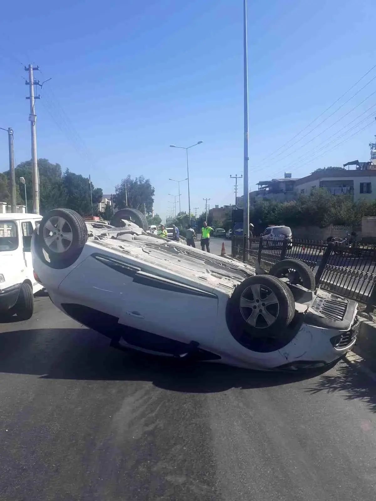 Direksiyon hakimiyeti kaybolan otomobil takla attı: 2 yaralı