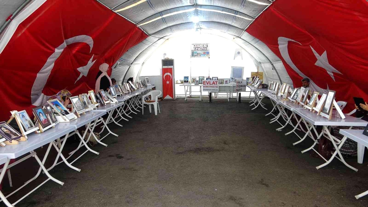 Diyarbakır\'da ailelerin evlat nöbeti bin 58\'inci gününde
