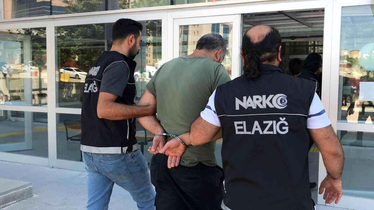 Elazığ\'da ayakkabı içerisine uyuşturucu saklayan 2 şüpheli tutuklandı