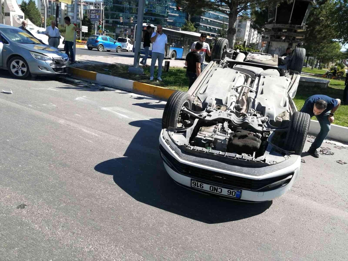 Elazığ\'da iki otomobil çarpıştı biri ters döndü: 1 yaralı