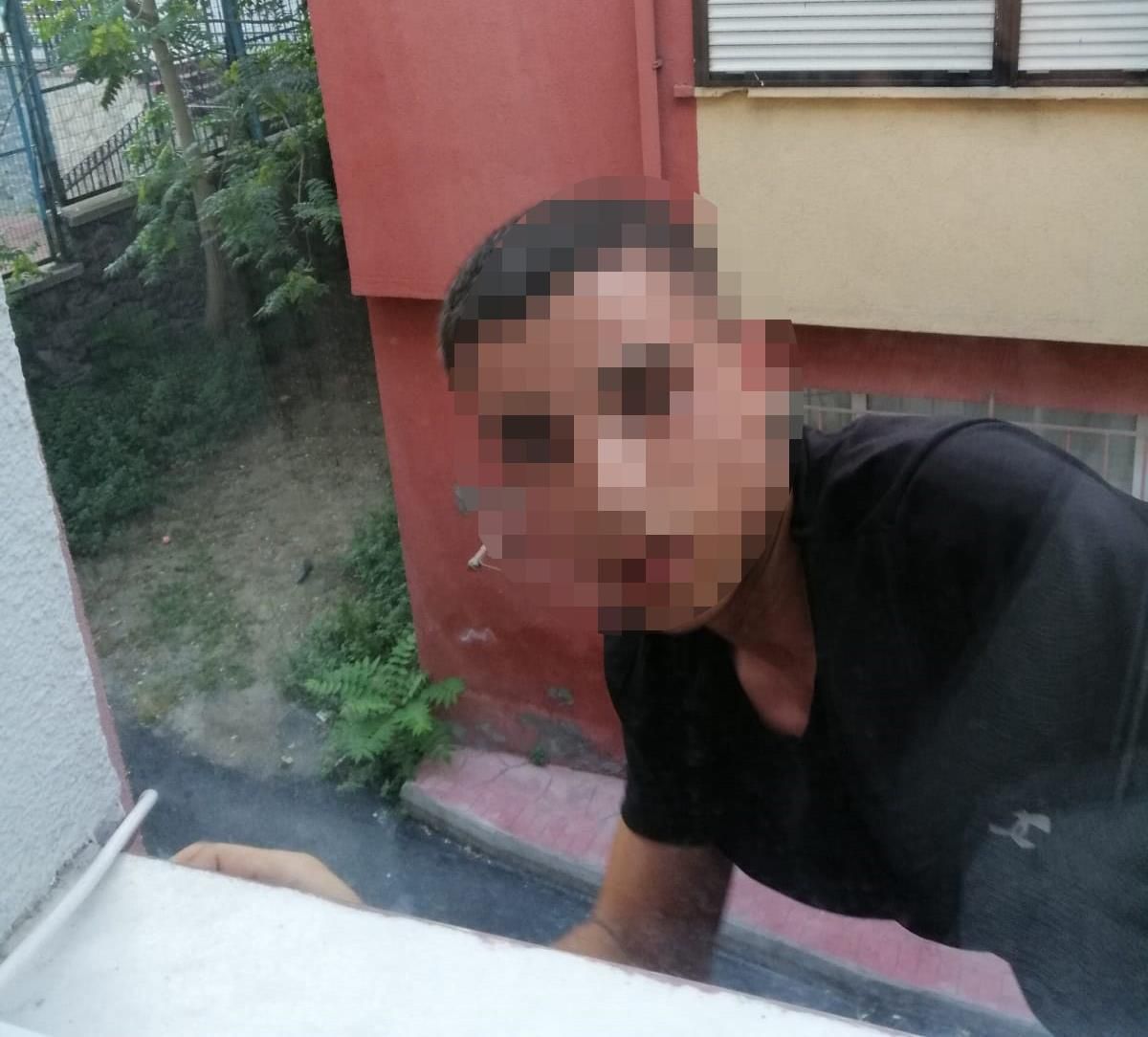 Ev sahibi yakaladığı hırsızı camdan sarkıttı: O anlar kamerada