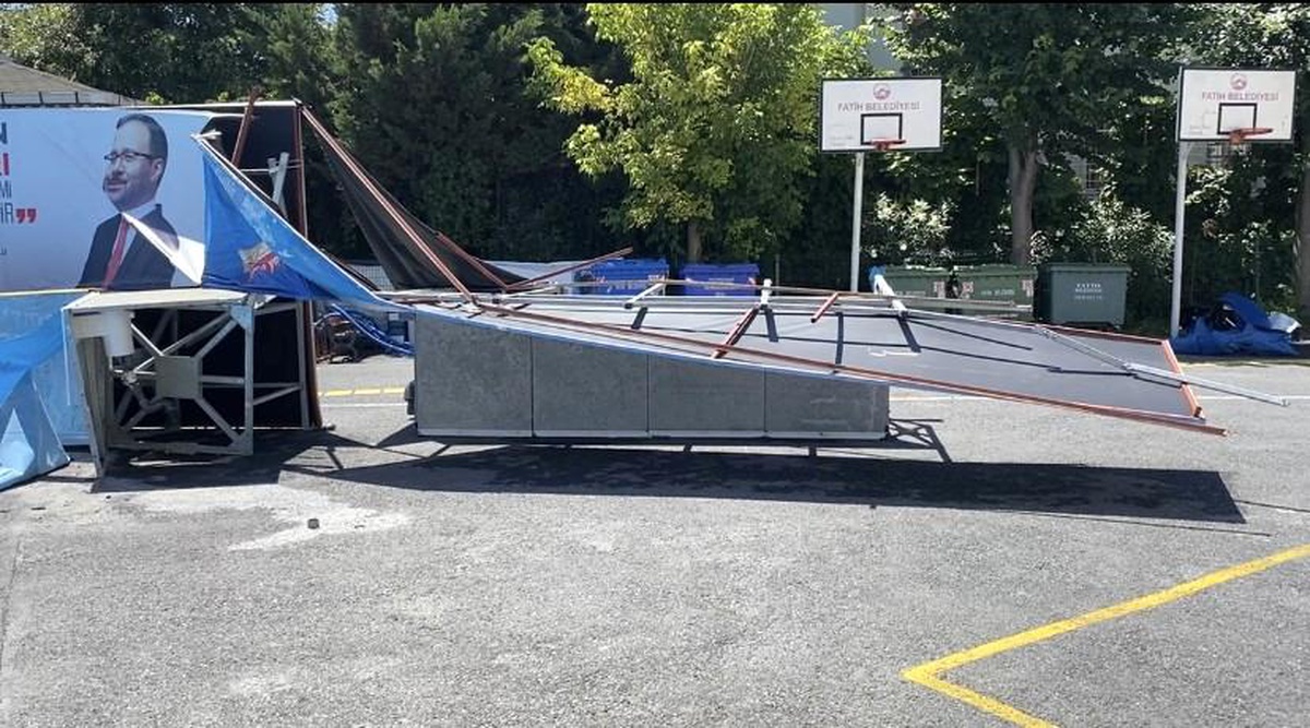 Fatih\'te okulun bahçesine kurulan portatif yüzme havuzu bir anda yıkıldı