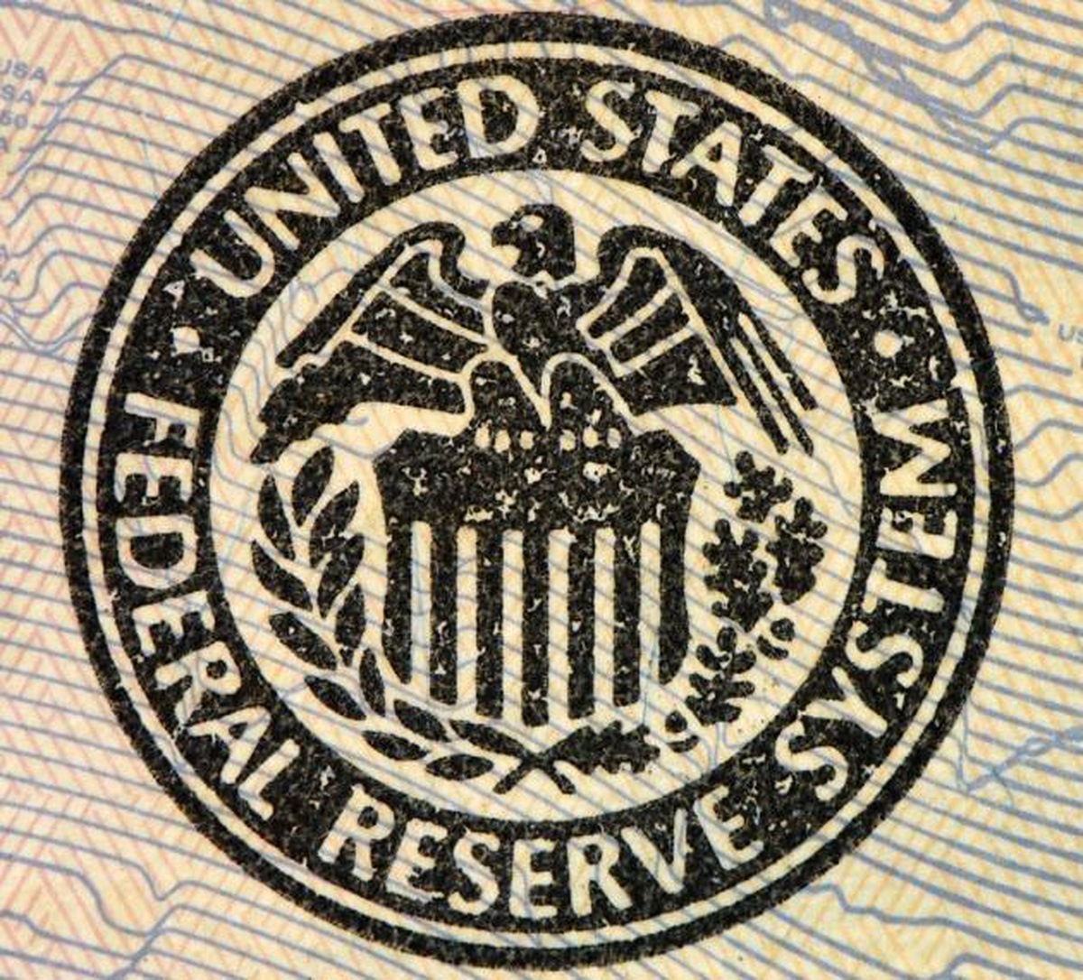 ABD Merkez Bankası (Fed) Temmuz toplantısında 75 baz puanlık faiz artışına gitti. ABD\'de politika faizi %2.25-2.50 aralığına yükseltildi.