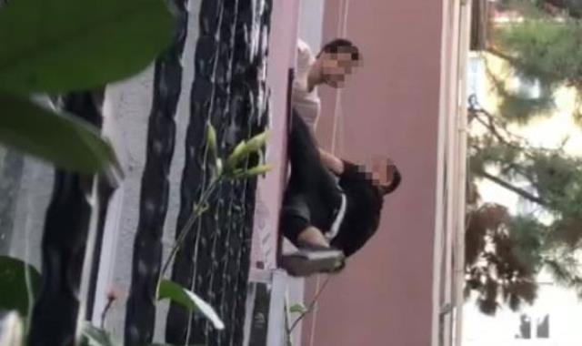 Gündüz vakti evine girerken yakaladığı hırsızı camdan sarkıttı! 'Abi ne olur bırak' dedi ama kurtulamadı Gündüz vakti evine girerken yakaladığı hırsızı camdan sarkıttı! 'Abi ne olur bırak' dedi ama kurtulamadı