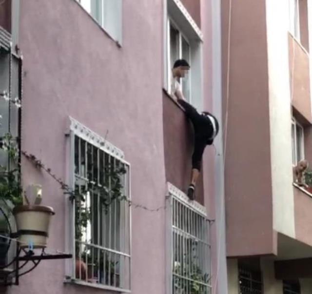 Gündüz vakti evine girerken yakaladığı hırsızı camdan sarkıttı! 'Abi ne olur bırak' dedi ama kurtulamadı Gündüz vakti evine girerken yakaladığı hırsızı camdan sarkıttı! 'Abi ne olur bırak' dedi ama kurtulamadı