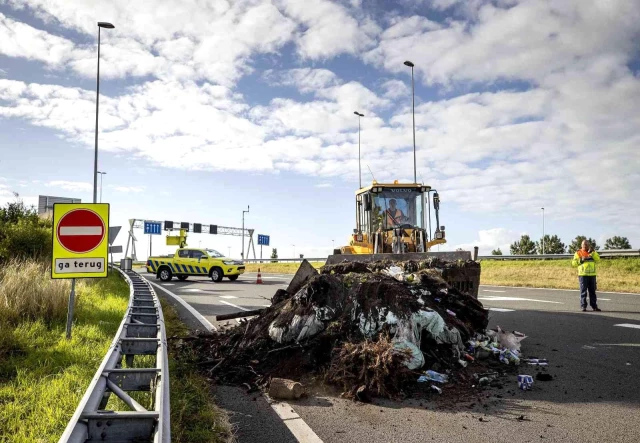 Son dakika haberi: Hollanda'da yol kapatan çiftçiler saman balyalarını ateşe verdi