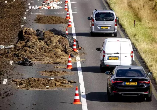 Son dakika haberi: Hollanda'da yol kapatan çiftçiler saman balyalarını ateşe verdi