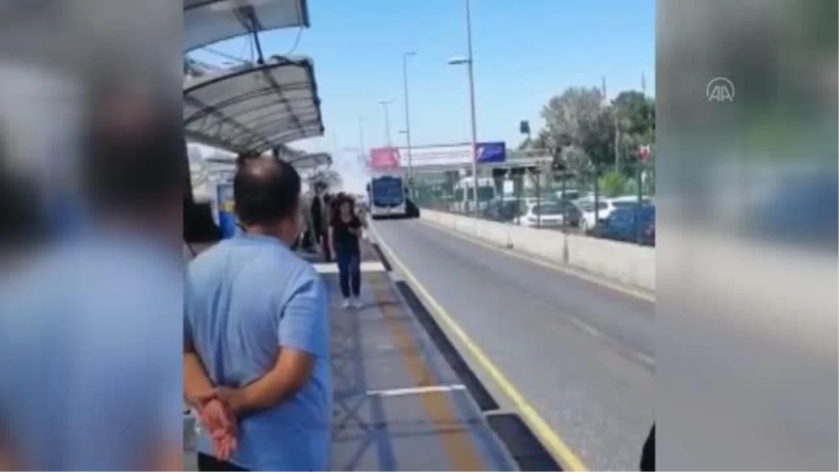 İstanbul\'da duman çıkararak arızalanan metrobüsün yolcuları tahliye edildi