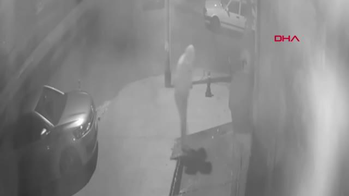 İSTANBUL-GÜNGÖREN\'DE YEDEK PARÇACIDAN OTOMOBİLİ BÖYLE ÇALDILAR