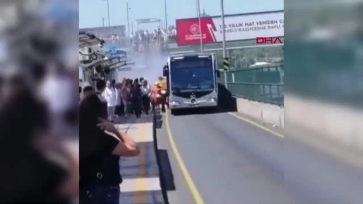 İSTANBUL-ÜSKÜDAR\'DA METROBÜSTEN DUMANLAR YÜKSELDİ,YOLCULAR TAHLİYE EDİLDİ