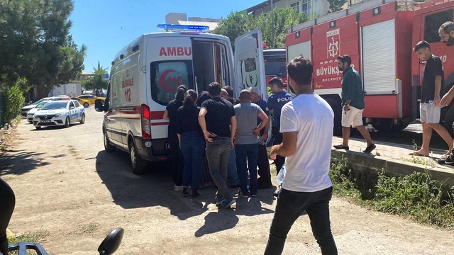 30 yıldır çalıştığı işten atılınca intihar etmek için çatıya çıkan şahıs 3 saatte ikna oldu 30 yıldır çalıştığı işten atılınca intihar etmek için çatıya çıkan şahıs 3 saatte ikna oldu