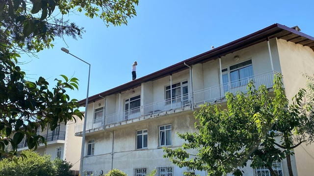 30 yıldır çalıştığı işten atılınca intihar etmek için çatıya çıkan şahıs 3 saatte ikna oldu 30 yıldır çalıştığı işten atılınca intihar etmek için çatıya çıkan şahıs 3 saatte ikna oldu