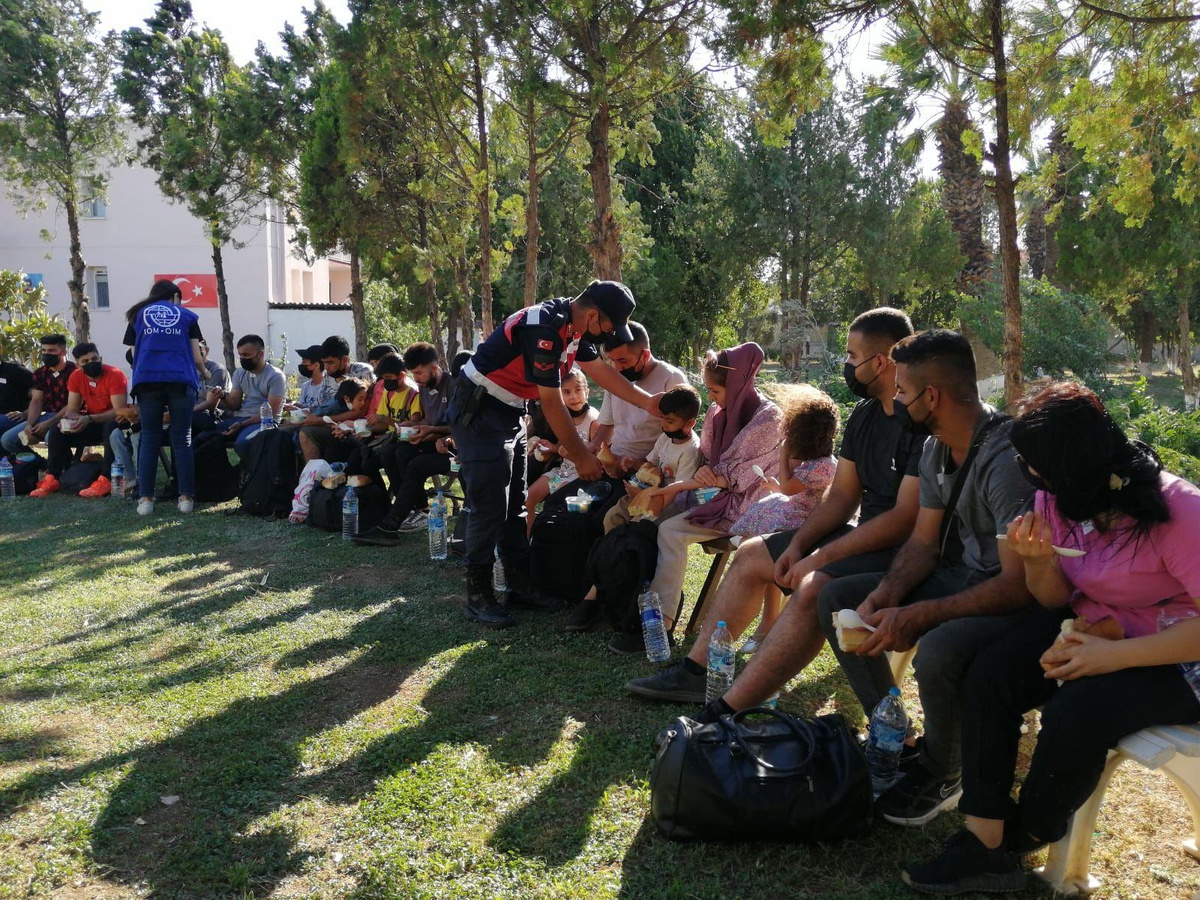 İzmir\'de 278 düzensiz göçmen ve 4 organizatör yakalandı