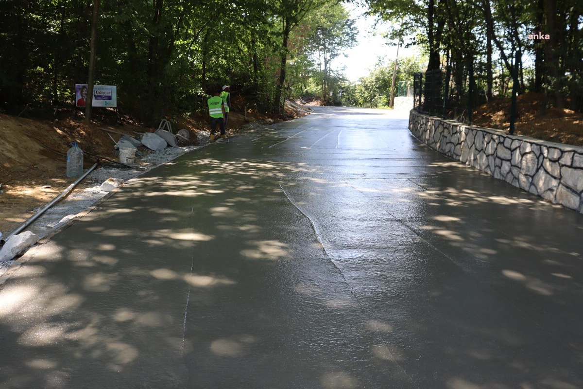 İzmit Belediyesi, Akmeşe\'de Beton Yol Çalışmalarına Devam Ediyor
