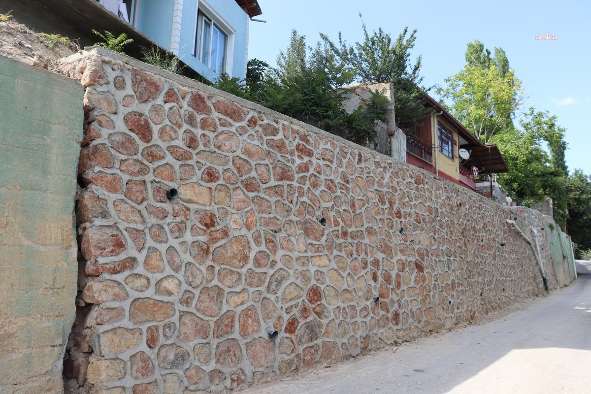 İzmit Belediyesi Yağmurda Hasar Gören İstinat Duvarını Yeniden İnşa Etti