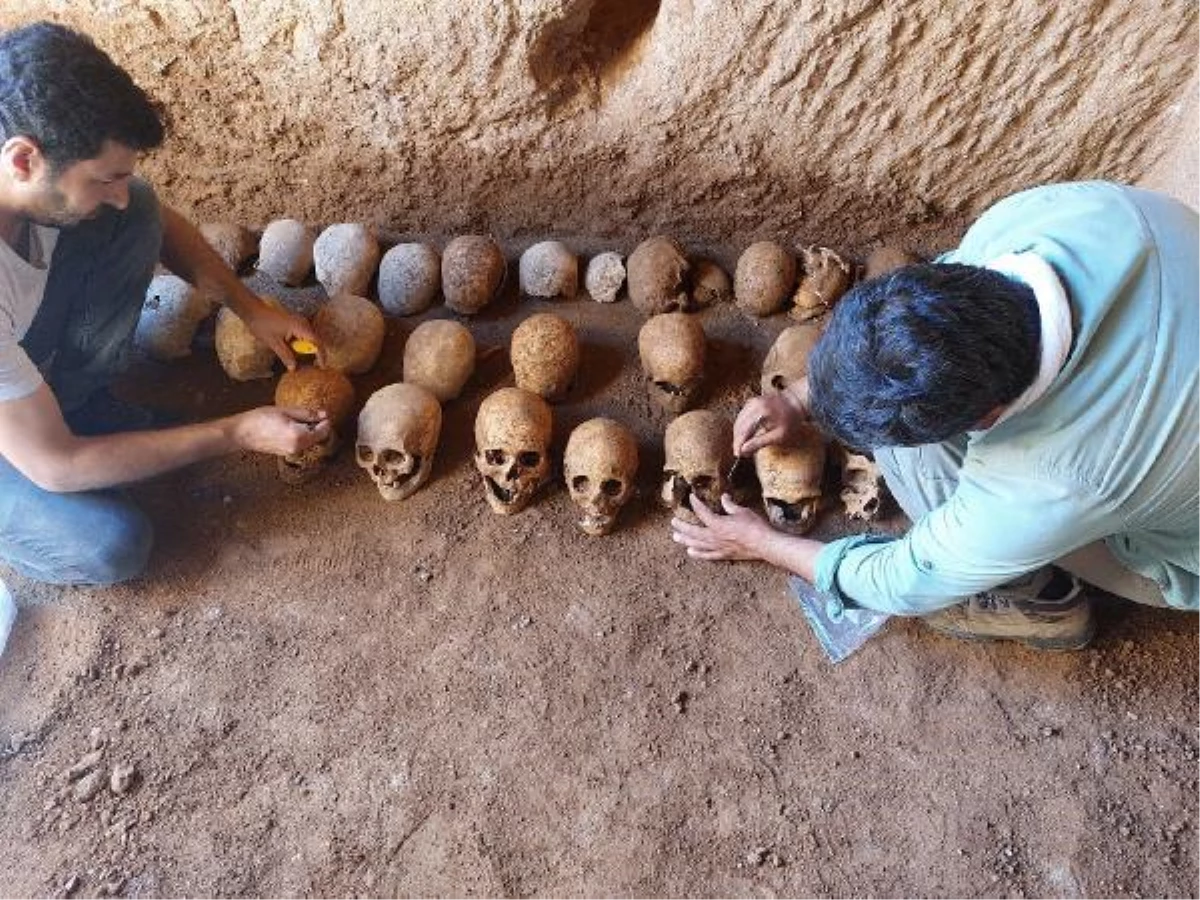 Kaçak kazı yapılan Roma dönemi kaya mezarda 27 iskelet bulundu