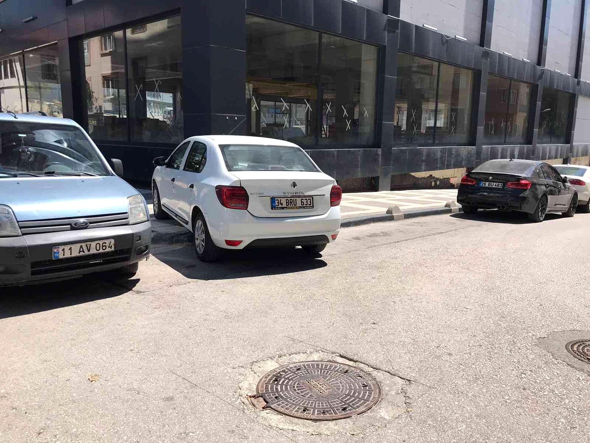 Kaldırıma çıkarak park eden sürücüye tepki