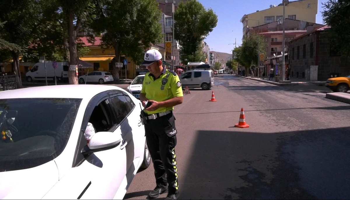 Kars\'ta trafik uygulamaları sürüyor