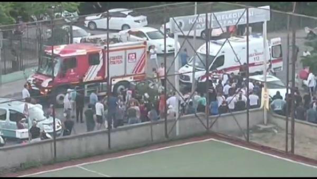KARTAL'DA ÇARPIŞAN İKİ OTOMOBİLDEN BİRİ TAKLA ATTI: 2 YARALI