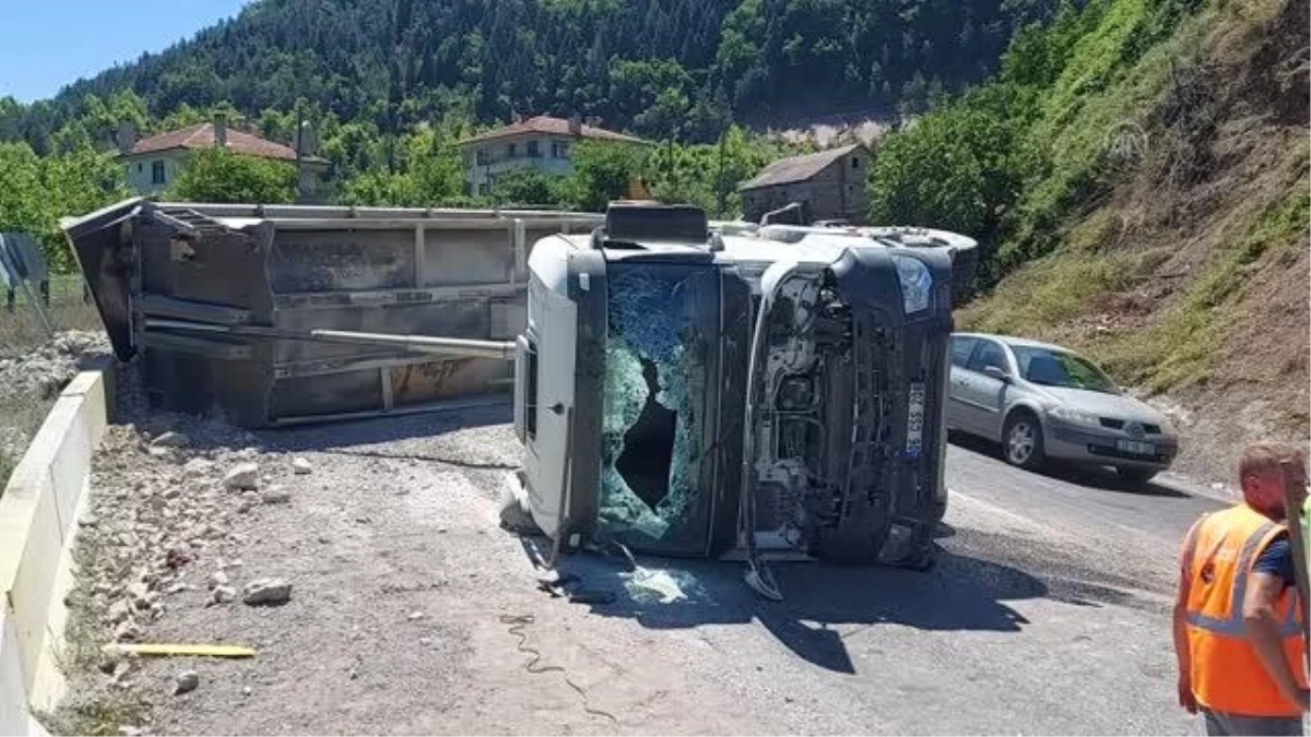 Kastamonu\'da hafriyat kamyonunun devrilmesi sonucu 3 kişi yaralandı