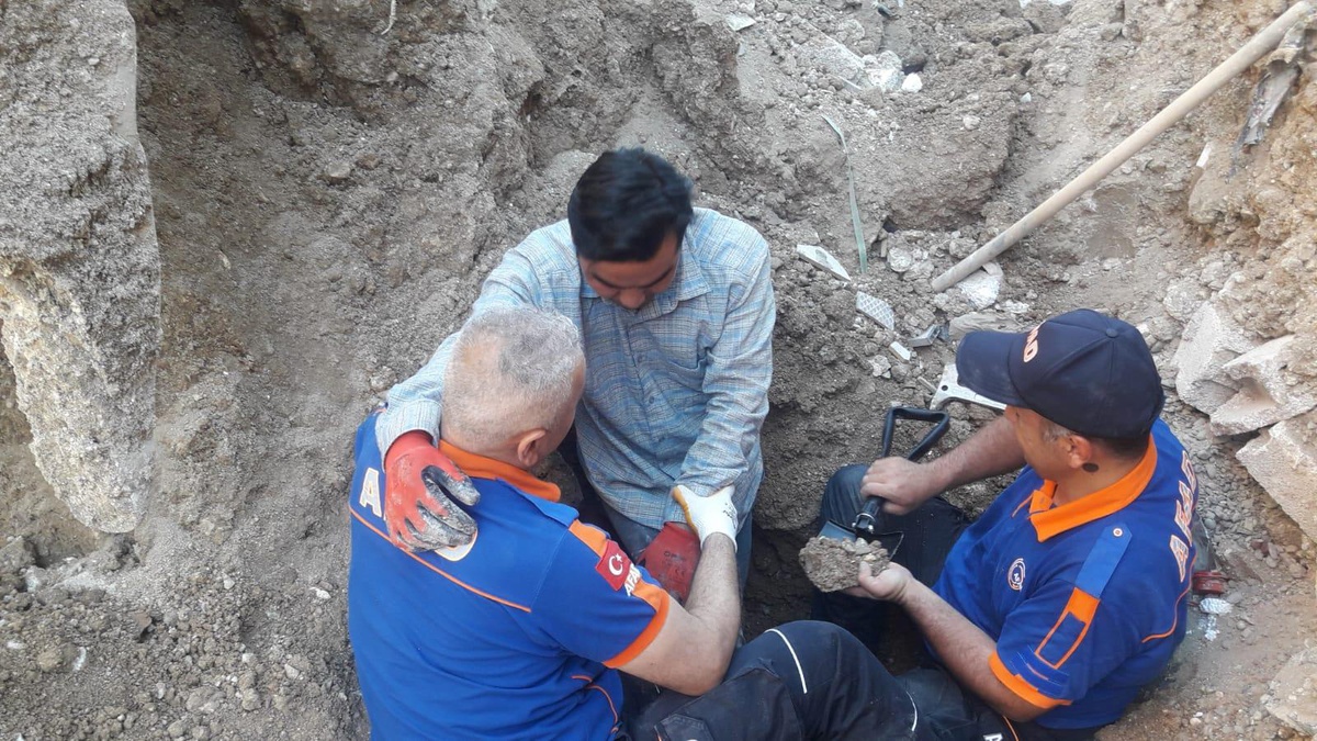 Kırşehir\'de temel inşaatında toprak kayması sonucu sıkışan işçiyi AFAD ekibi kurtardı