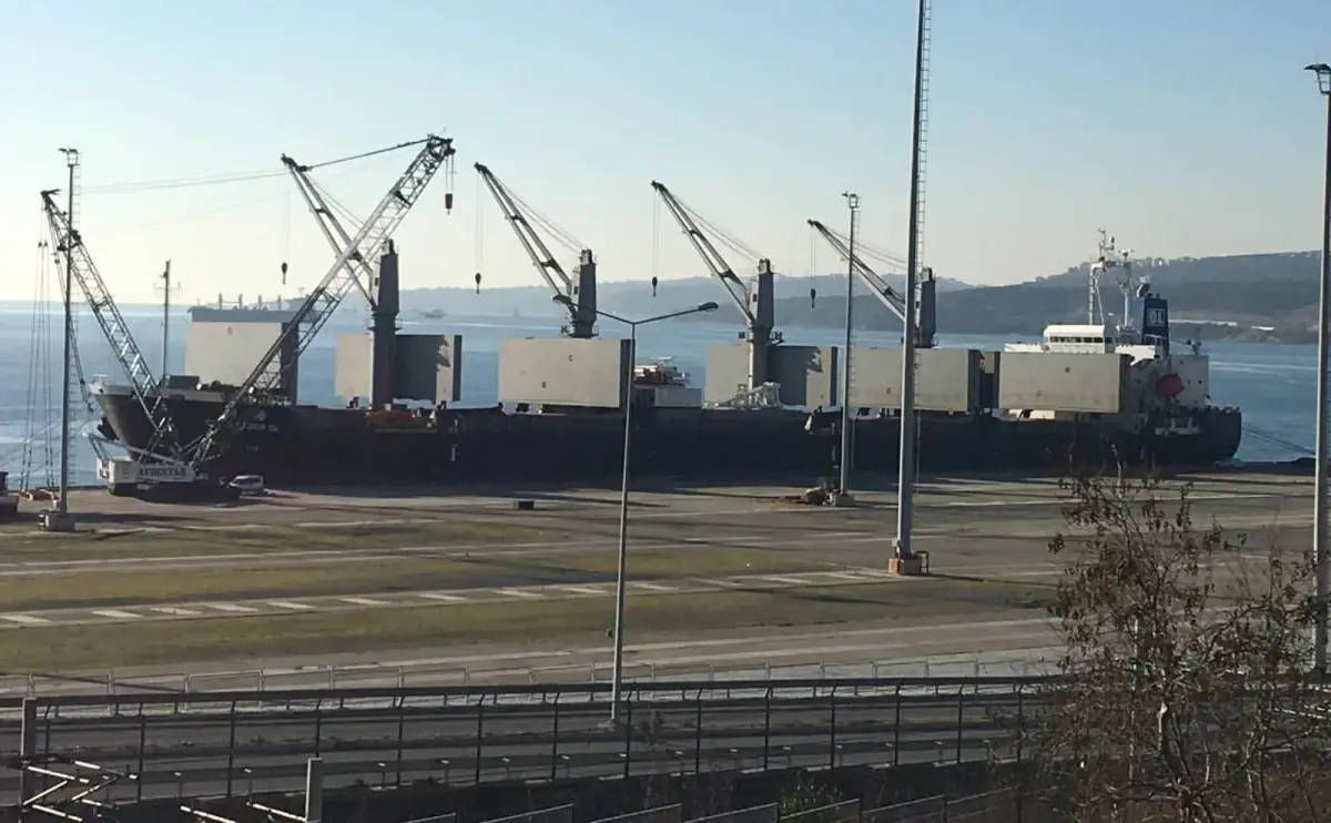 Kocaeli'deki bir limanda forklift ile yük arasında sıkışan işçi öldü