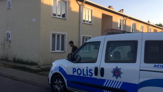 Kötü koku yayılan evden ceset çıktı! Öleli en az 10 gün olmuş Kötü koku yayılan evden ceset çıktı! Öleli en az 10 gün olmuş