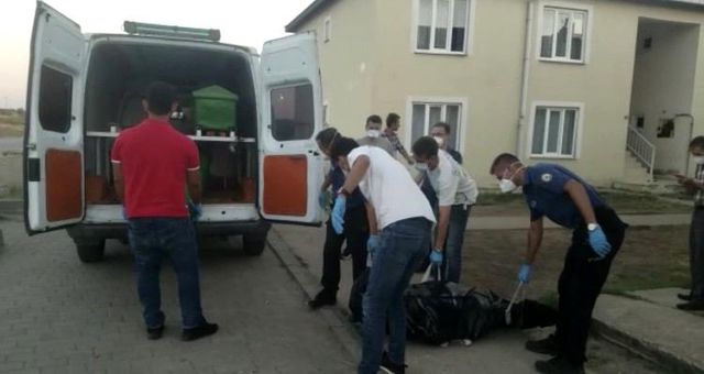 Kötü koku yayılan evden ceset çıktı! Öleli en az 10 gün olmuş Kötü koku yayılan evden ceset çıktı! Öleli en az 10 gün olmuş