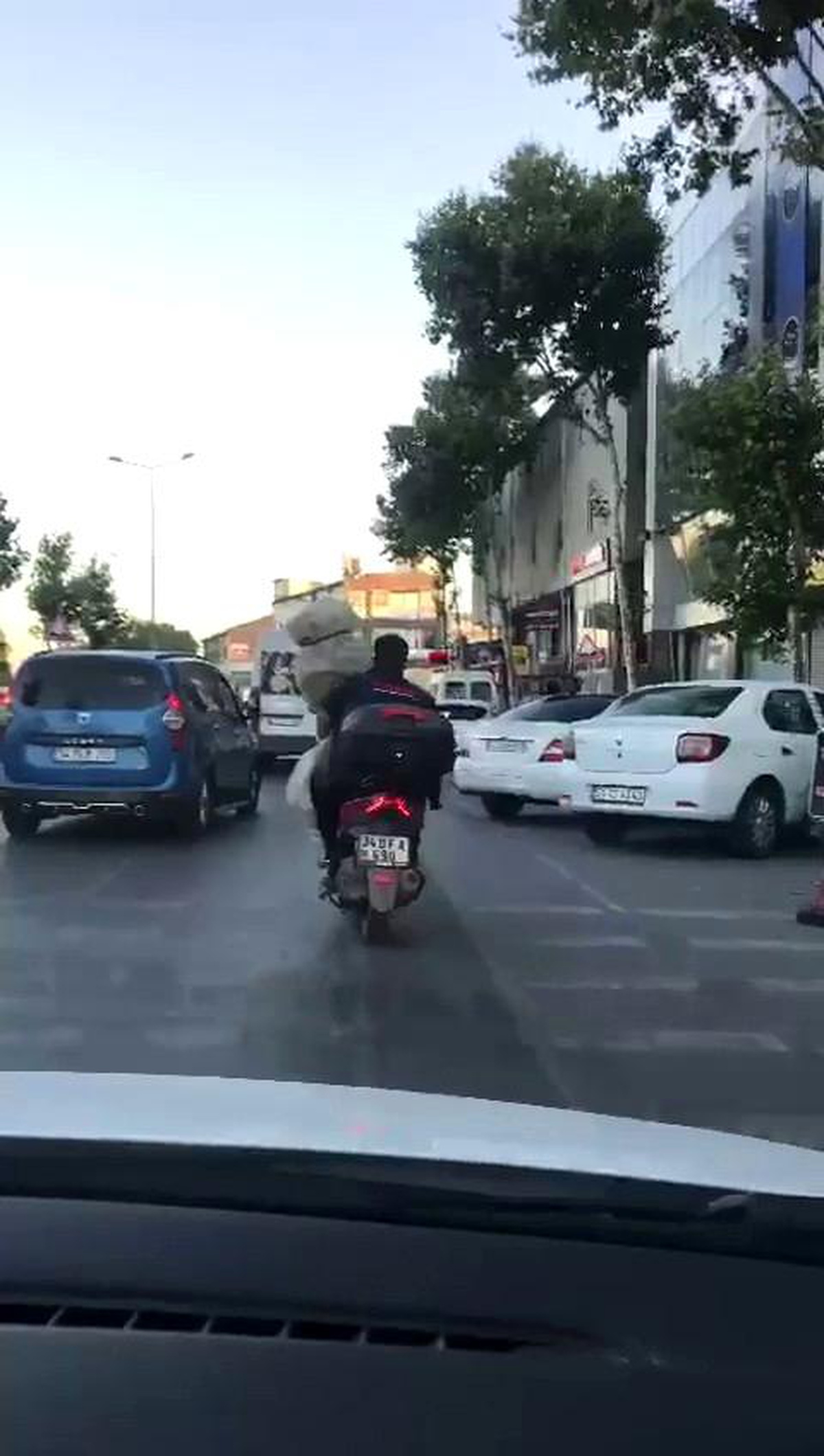 Küçükçekmece\'de kendisinden büyük yük taşıyan motosikletli kamerada