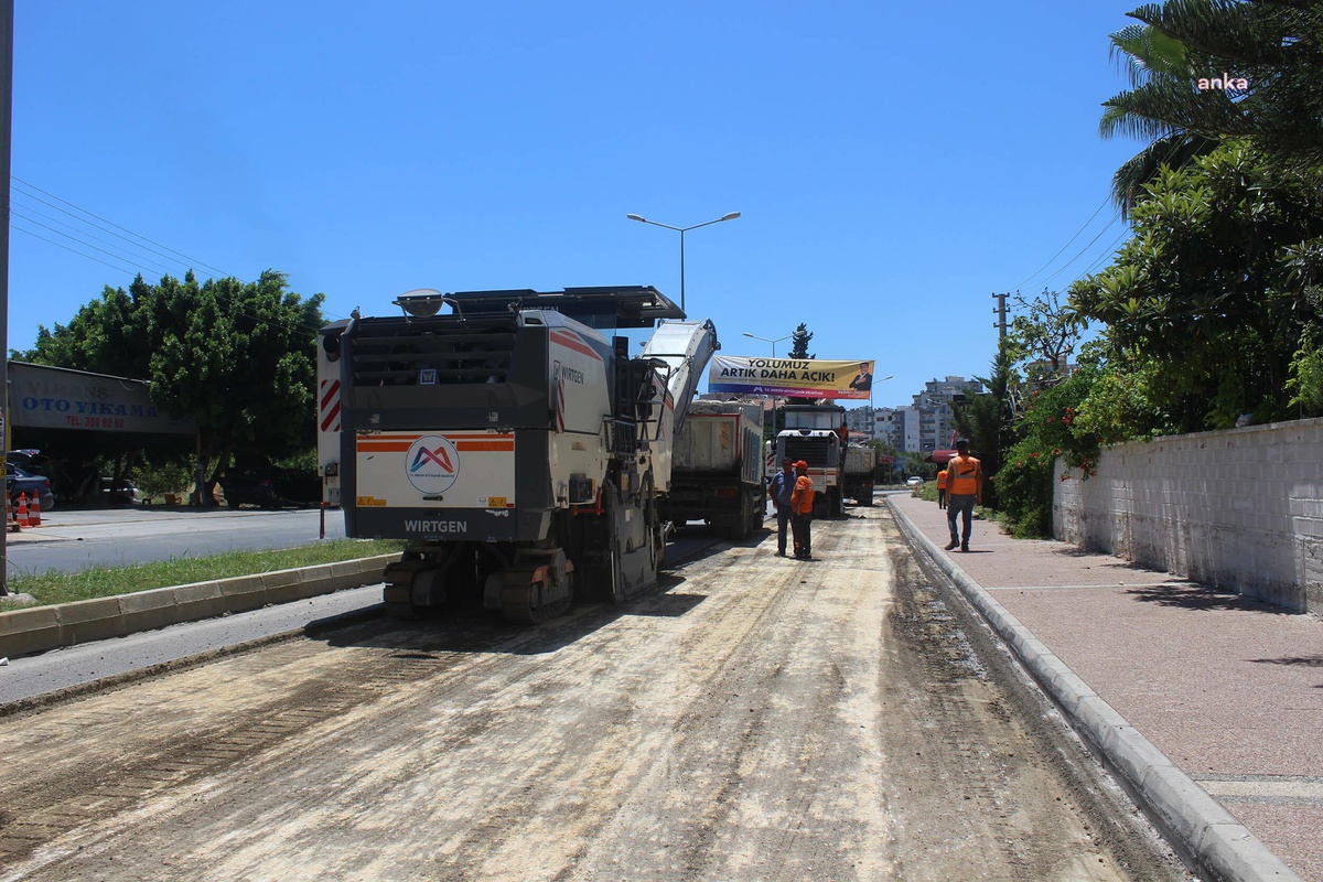 Mersin Büyükşehir Belediyesi Mezitli\'deki Cengiz Topel Caddesi\'ni Yeniliyor